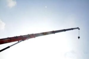 反思：維修工人觸電被困高空 消防員爬起重機(jī)吊臂營(yíng)救