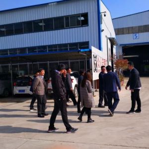 新泰市羊流鎮(zhèn)政府組織黨員和村民代表團百余人蒞臨龍輝起重參觀學(xué)習(xí)