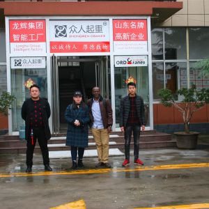 坦桑尼亞某港口負(fù)責(zé)人蒞臨龍輝起重尋求龍門吊設(shè)備出口合作